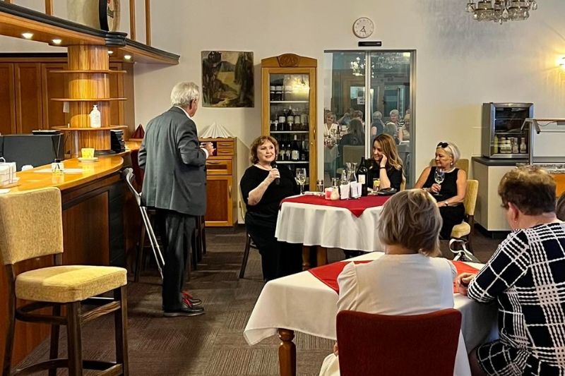 Beseda s Alexanderem Hemalou